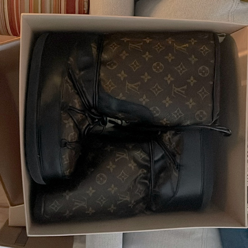 Snowball Louis Vuitton monogram brown with rabbit fur lining, black